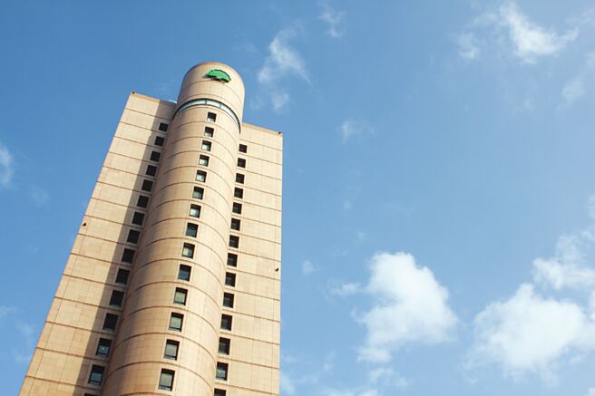 金管会26日公布首届永续金融评鑑结果，国泰人寿从十四家受评保险公司脱颖而出，获选为排名前20％的业者。图／国泰人寿提供