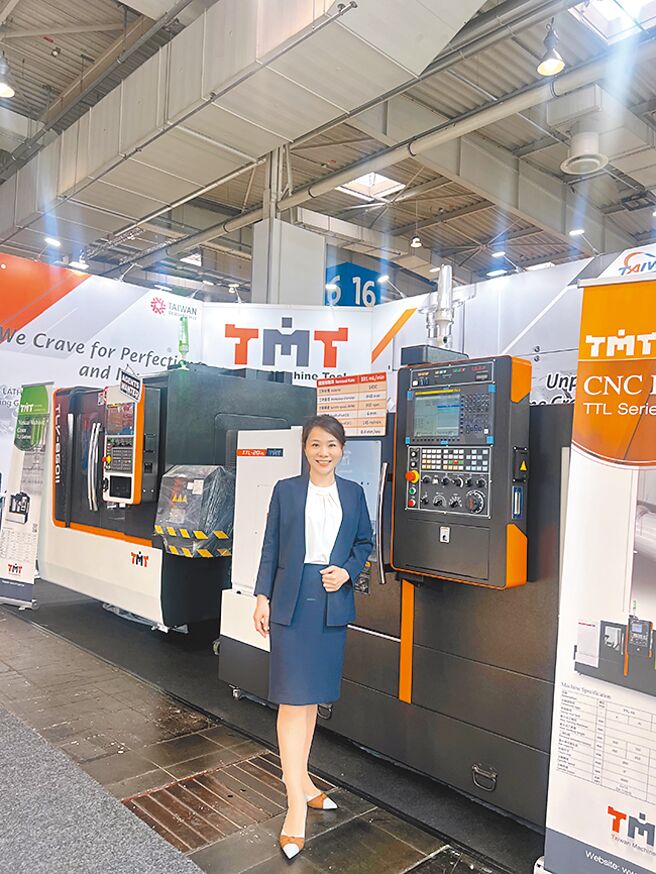 正代机械总经理陈靖祺与招牌机种CNC斜床式车床TTL-20AL。图／庄富安