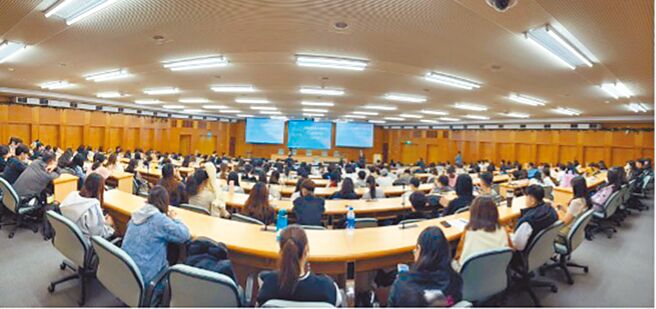 兆丰投信总经理黄大川到静宜大学财金系和同学们分享定期定额投资基金的优势以及正确理财观。图／投信投顾公会提供