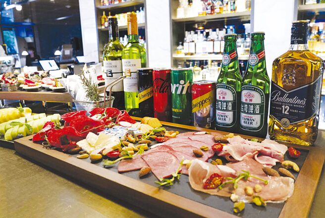 MADISON TAIPEI HOTEL慕軒飯店，2024年1月1日起，房客每日下午5點至6點，可至酒吧免費享HAPPY HOUR。圖／慕軒飯店提供