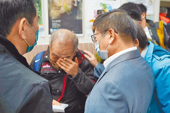 新竹县消防局新工分队长游尚桦28日救火受困火场不幸殉职，游父赶到湖口仁慈医院痛哭失声。（罗浚滨摄）