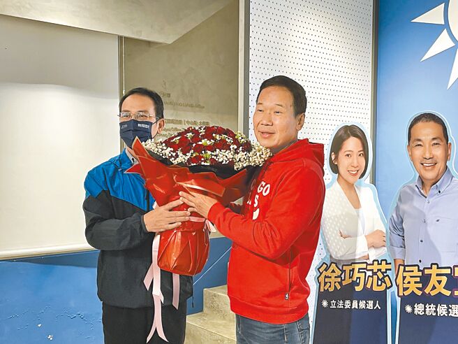 国民党台北市党部主委黄吕锦茹因身体不适，28日未帮国民党北市中正、万华立委候选人锺小平（右）站台，锺小平把要送给黄吕的99朵玫瑰花送至台北市党部，由党部书记长初文卿（左）代收。（蔡佩珈摄）