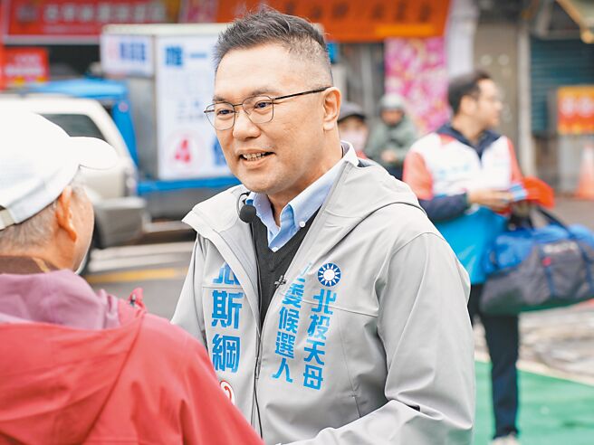 国民党台北市一选区（士林、北投）立委候选人张斯纲28日在北投市场向往来民眾拜票，有支持者高喊冻蒜。（黄敬文摄）