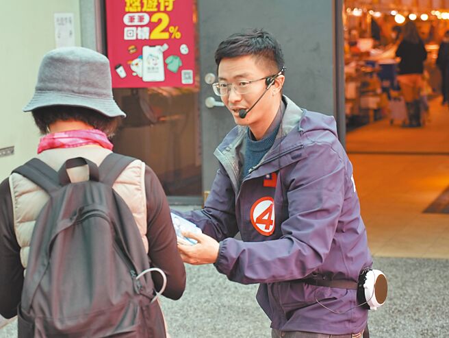 台北市立委一选区（士林、北投）选情白热化，以无党籍参选的新党台北市议员侯汉廷（右）面临蓝绿夹杀。（黄敬文摄）