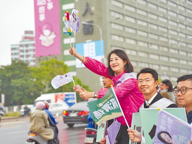 民进党台北市一选区（士林、北投）立委吴思瑶（前右三）28日先到北投区大度、大业路口拜票，接着再到北投市场扫街。（黄敬文摄）