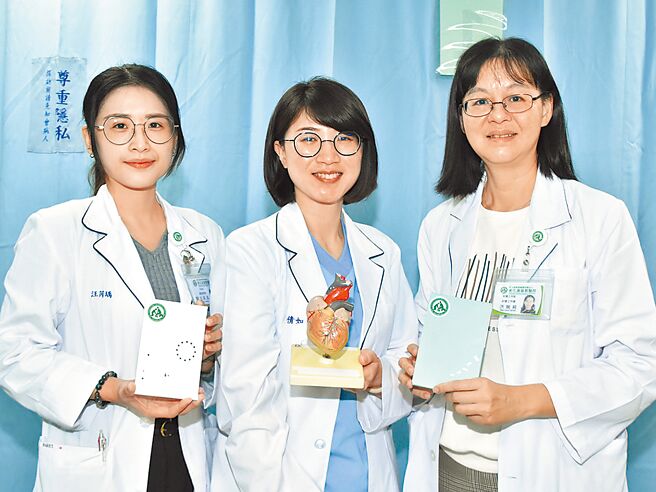 彰化基督教醫院器官移植協調師葉倩如（中）發想「有聲心跳卡」，錄製移植成功者的心臟跳動聲，製作成卡片，讓捐贈者家屬感受到親人的生命昇華存續。（彰化基督教醫院提供／孫英哲彰化傳真）