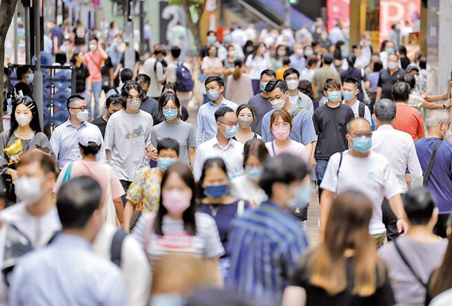 为提振香港经济，港府计画明年重启「投资移民」方案，香港财经事务及库务局局长许正宇预计，此举能为香港带来1200亿港元的新资金。（中新社）