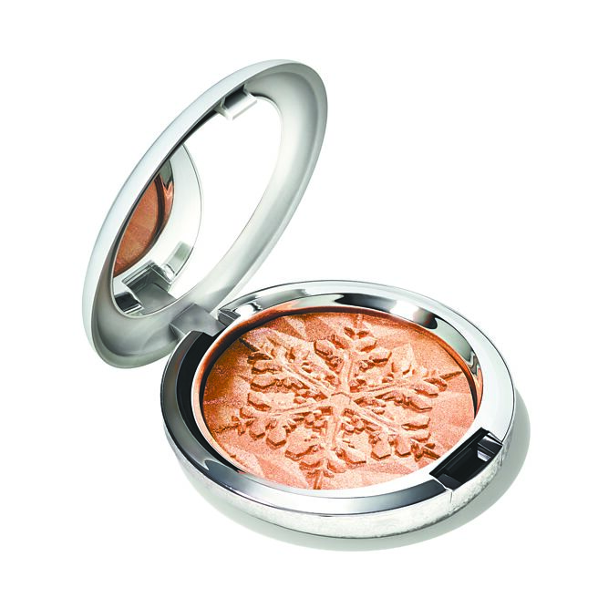 新光三越M.A.C冰雪假期系列超激光炫彩餅，推薦價1600元。（新光三越提供）