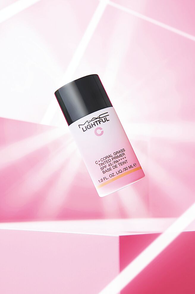 遠百M.A.C超顯白水光玫瑰乳，1800元。（遠百提供）