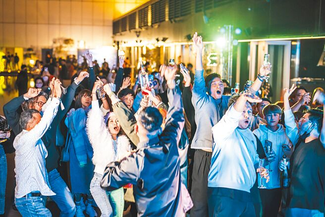 承億酒店於24樓高空泳池畔及27樓高空酒吧舉辦雙跨年派對，滿足民眾觀賞跨年煙火的願望。（承億酒店提供）【飲酒過量 有害健康】