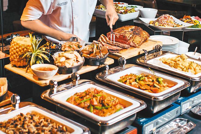 慕軒飯店威士忌酒吧推出「歲末夜未眠派對」，供應逾20道歐陸風情自助式佳餚，陪民眾用美食迎新年。（國泰飯店觀光事業提供）