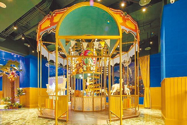 路徒PLUS行旅以「大人系遊樂園」為主題，在旋轉木馬中放滿了各式零食，24小時供旅客享用。（小鹿文娛集團提供）