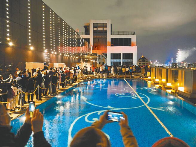 跨年夜最後倒數時刻，飯店會開放頂樓露天泳池畔，在璀璨煙火中送走2023。（大倉久和大飯店提供）