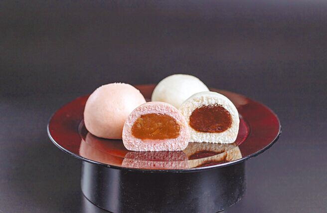 日系飯店今年特別準備日本慶典及節日應景點心「紅白饅頭」迎賓，象徵無盡祝福與吉祥。（大倉久和大飯店提供）