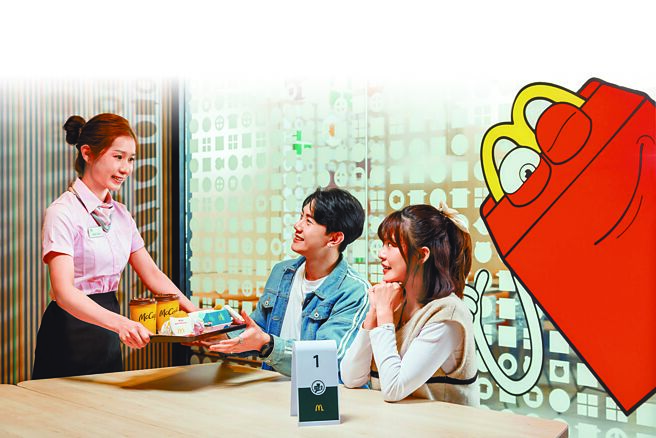 麥當勞首店台北民生餐廳提供款待大使送餐到桌服務，傳遞人與人間的溫暖互動。（麥當勞提供）