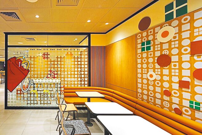 麥當勞台北民生餐廳大改裝，標榜裝潢風格是採用經典食材風2.0店型，以食材圖樣做裝飾，營造像家一樣的溫暖氛圍。（麥當勞提供）