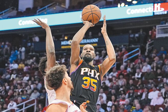 太陽前鋒杜蘭特跳投遭到火箭球員犯規。（美聯社）