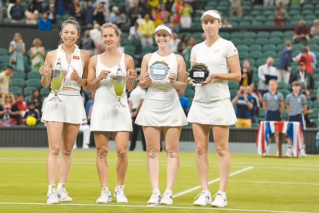 謝淑薇（左）與老搭檔梅騰絲攜手出征明年澳網。（美聯社）