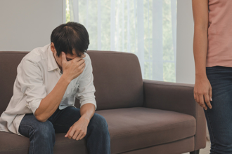 跨年前第一次親嘴 他嫌40歲女友滿嘴老人味：想分手了