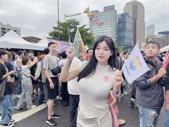 博恩「退役外送員」女兒曝光…竟是立委候選人 黑絲照引注目