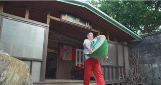 「國民阿叔」刻完木雕跳陣頭 王識賢抱百斤大陀螺面不改色