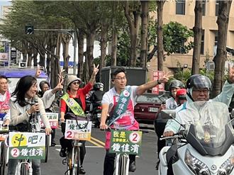 聲援吳思瑤！立委鍾佳濱「圍裙」裝單車掃街