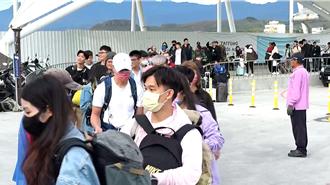 全台唯一「海陸」同步倒數 台東富岡湧遊客登綠島