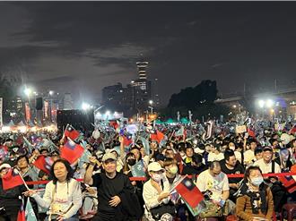 柯文哲台中造勢 3萬群眾手機點亮會場