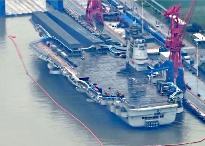 拍摄福建舰图片在网上引起热议后，一般民眾也跟进航母空中打卡风潮。（图／微博）