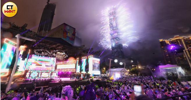 全台數十場以上萬人跨年晚會即將登場，由於近期新冠併發症、死亡數再創新高，讓醫師們擔心跨年後疫情恐飆高峰。（圖／趙文彬攝）