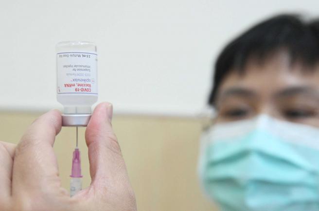 研究顯示，XBB疫苗對新變異株JN.1仍具有一定的保護力，醫師建議65歲以上高危險族群盡快接種。（圖／報系資料照）