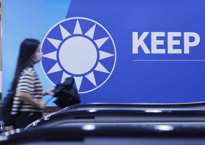 图为民眾经过国民党党徽。（资料照,陈信翰摄）