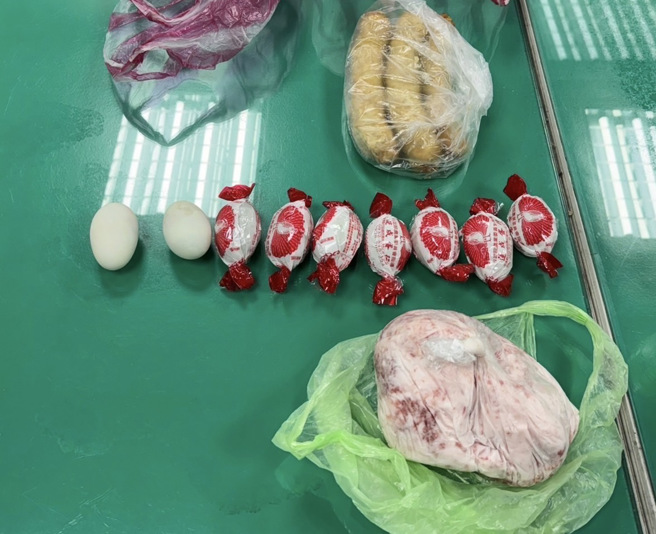 妇人偷拿机车上的食材，还说是因家人对鸡肉卷情有独锺，才会下手行窃。（翻摄画面）