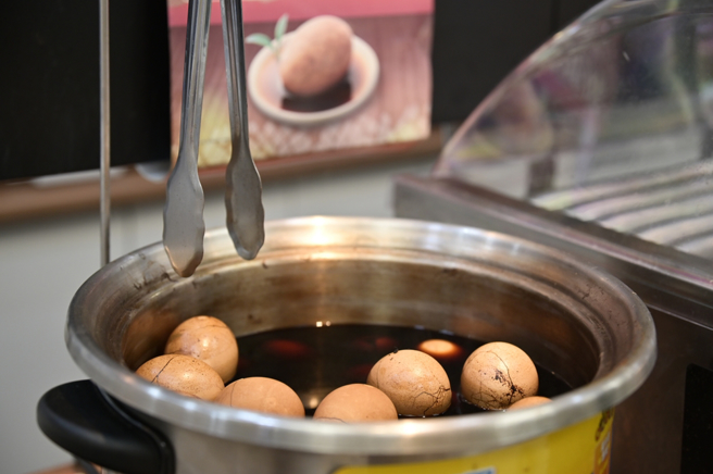 茶葉蛋打折只要9元，網友急問超商賺啥，引起討論。（圖／shutterstock）