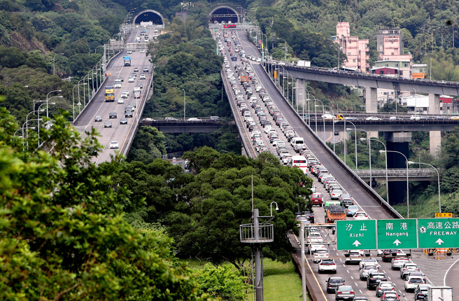 元旦連假首日國道9路段易塞車。（本報系資料照）