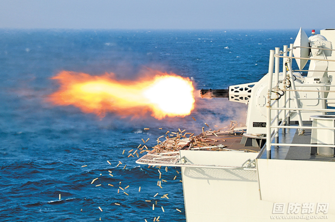 中國海軍075型兩棲攻擊艦「海南」艦在海南演訓，進行艦砲實彈射擊的資料照。（解放軍報）