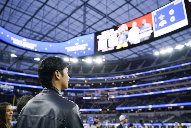 大谷翔平观战NFL洛杉矶公羊队比赛，获得观眾欢呼。（美联社资料照）