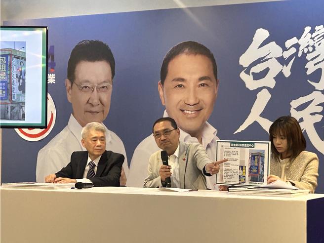 国民党总统候选人侯友宜（中）30日不忍了！亲自举行记者会痛批民进党选举「骯脏步」，抹黑他的妻女。（陈薏云摄）