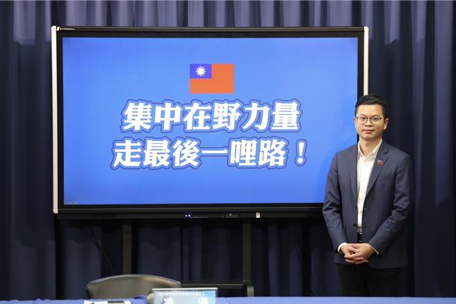 国民党今公布最新民调，往年总统大选常用之全市话部分，侯康配超车赖萧配，领先1％。（国民党提供）