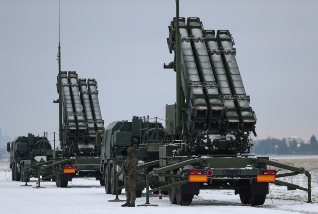 波兰部队在首都华沙的机场接受爱国者防空飞弹系统训练的资料照。（路透）