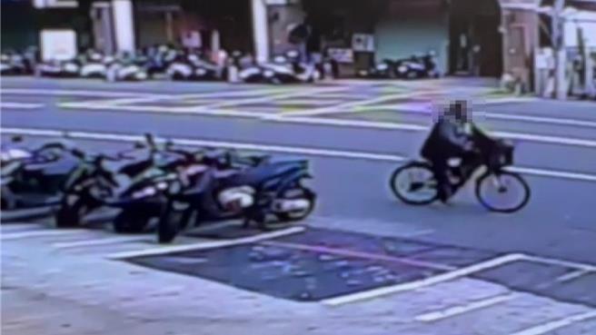 高雄凤山一名高中生书包在吃早餐过程，遭一名骑脚踏车男子窃取，让该学生担心辛苦所写的考卷、笔记等物消失。（警方提供／任义宇高雄传真）