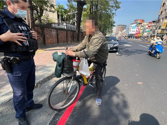 警方锁定形迹可疑的书包窃嫌，在高中生报案4小时内逮人，供称缺钱花用而窃取，遭警方依法移送侦办。（警方提供／任义宇高雄传真）