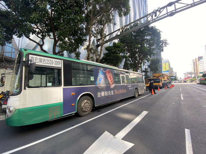 北市捷運站旁工地起重機「吊臂擦撞公車」，嚇壞乘客。（翻攝照片／林郁平台北傳真）