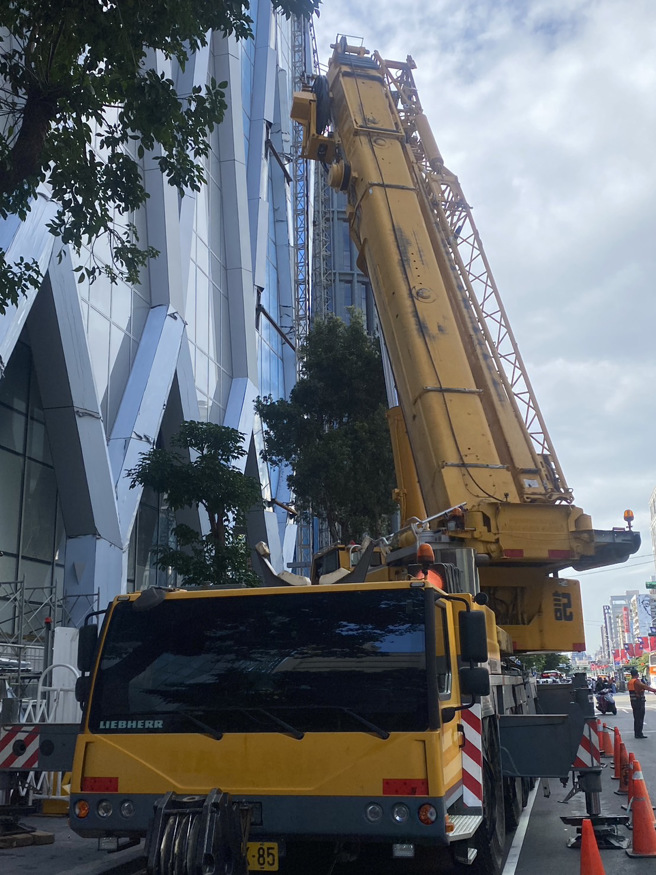 北市捷運站旁工地起重機「吊臂擦撞公車」，嚇壞乘客。（翻攝照片／林郁平台北傳真）