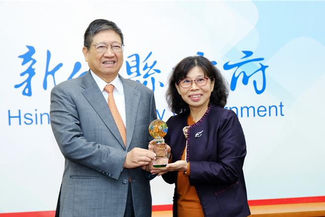 新竹县长杨文科（左）颁奖表扬芎林乡农会总干事林冠伶（右），肯定该农会获选农业部「全国十大特色家政班」及「全国十大绿色照顾优良典范」。（罗浚滨摄）