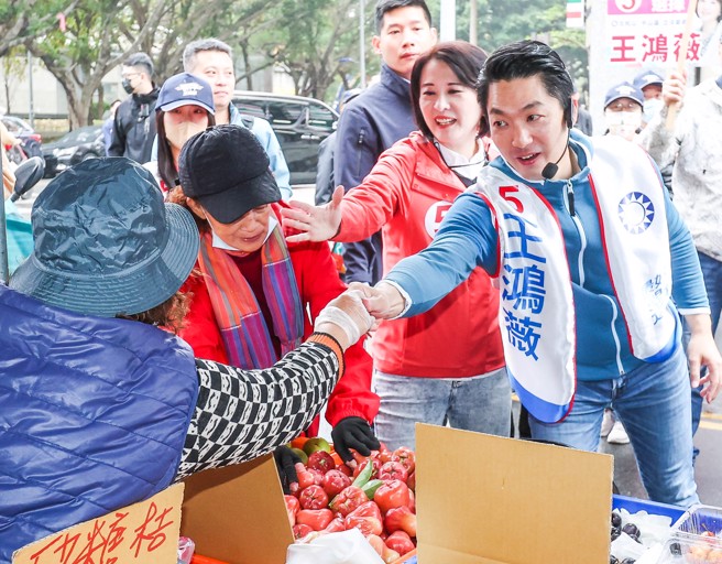 台北市長蔣萬安（右）30日一早陪同國民黨立委候選人王鴻薇（右二）赴濱江市場拜票，兩人所到之處受到民眾熱烈歡迎。（粘耿豪攝）
