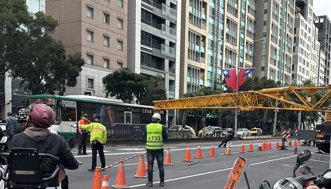 北市捷運站旁工地起重機「吊臂擦撞公車」，嚇壞乘客。（翻攝照片／林郁平台北傳真）