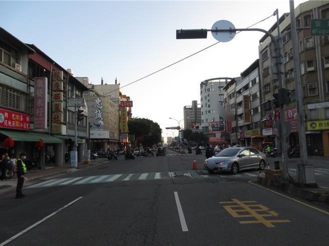 台中市53歲李姓婦人，29日駕車轉彎時，撞上行走人行穿越道的2名學生，警方依未禮讓行人致人受傷，對李婦開出7200以上36000元以下罰款，並吊扣駕照1年。（民眾提供／王煌忠台中傳真）