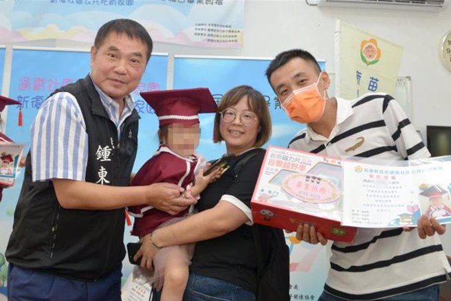 苗栗县锺东锦鼓励生育将从明年元日起推动「幸福苗栗  好孕来」等4项补助方案，再加提高新生儿补助。（苗栗县政府提供／谢明俊苗栗传真）