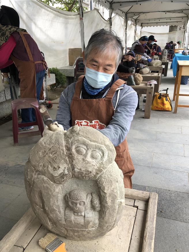 2023嘉义市石猴雕刻艺术户外创作，艺师在文化局前广场现场雕石猴。（嘉义市政府提供／廖素慧嘉市传真）